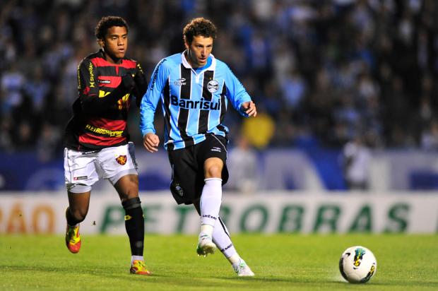 Valorizando ambiente, Elano comemora chegada ao Grêmio Diego Vara/ Valorizando ambiente, Elano comemora chegada ao Grêmio Diego Vara/