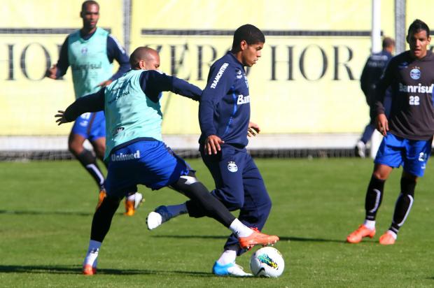 Com entorse no joelho, Leandro será reavaliado pelos médicos do Grêmio Lucas Uebel, Divulgação/ Com entorse no joelho, Leandro será reavaliado pelos médicos do Grêmio Lucas Uebel, Divulgação/
