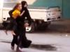 Mulher síria tenta proteger criança durante confronto entre forças do governo e rebeldes em Damasco