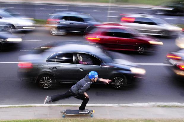 Skates saem das pistas e são usados como meio de transporte barato e sustentável Ricardo Duarte/Agencia RBS