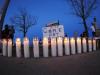 Quando a noite cai, velas iluminam a calçada em uma espécie de memorial improvisado para as vítimas do atentado