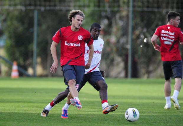 Com boa atuação, Diego Forlán faz primeiro treino com grupo principal do Inter Ricardo Duarte/Agencia RBS Com boa atuação, Diego Forlán faz primeiro treino com grupo principal do Inter Ricardo Duarte/Agencia RBS