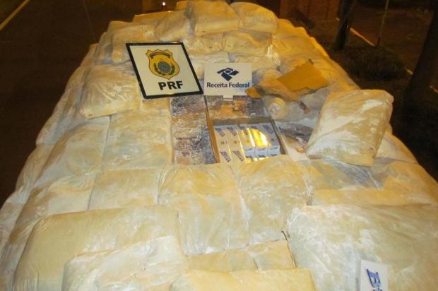 Caminhão com 300 mil maços de cigarros contrabandeados é apreendido em Lajeado Divulgação/Receita Federal/Receita Federal