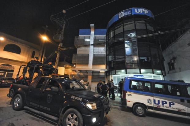Policial é morta em ataque à UPP do Complexo do Alemão Antonio Scorza/AFP Policial é morta em ataque à UPP do Complexo do Alemão Antonio Scorza/AFP