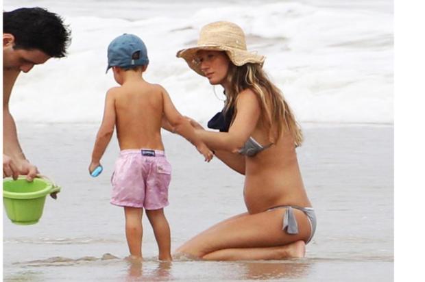 Agora não dá para negar: Gisele Bündchen exibe barriga de grávida na praia Vogue/Reprodução Agora não dá para negar: Gisele Bündchen exibe barriga de grávida na praia Vogue/Reprodução
