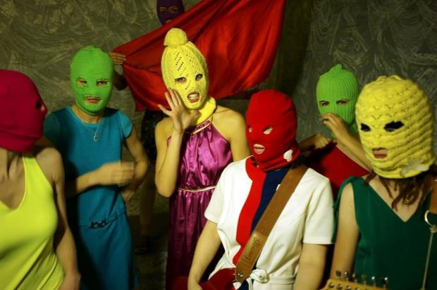 Franz Ferdinand e Red Hot Chili Peppers mostram apoio à banda presa por "oração punk" na Rússia Pussy Riot/Divulgação Franz Ferdinand e Red Hot Chili Peppers mostram apoio à banda presa por "oração punk" na Rússia Pussy Riot/Divulgação
