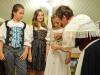 Em Nova Petrópolis, Festival de Folclore que se inicia na sexta vai mostrar que trajes autênticos, como o vestido da costureira Frau (à direita) pode ser adaptado com as roupas mais leves (nas meninas)      