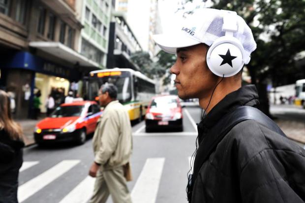 Pedestres com fones de ouvido correm mais riscos de atropelamentos Marcelo Oliveira/Agencia RBS Pedestres com fones de ouvido correm mais riscos de atropelamentos Marcelo Oliveira/Agencia RBS