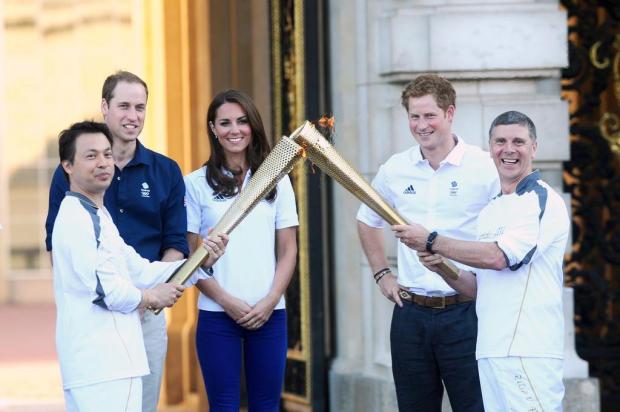 Tocha olímpica chega a Londres e é recepcionada por príncipe William e Kate Ian West/AFP Tocha olímpica chega a Londres e é recepcionada por príncipe William e Kate Ian West/AFP