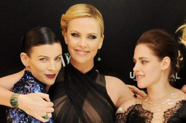 Charlize Theron fica furiosa com traição de Kristen Stewart BEN STANSAL/AFP Charlize Theron fica furiosa com traição de Kristen Stewart BEN STANSAL/AFP