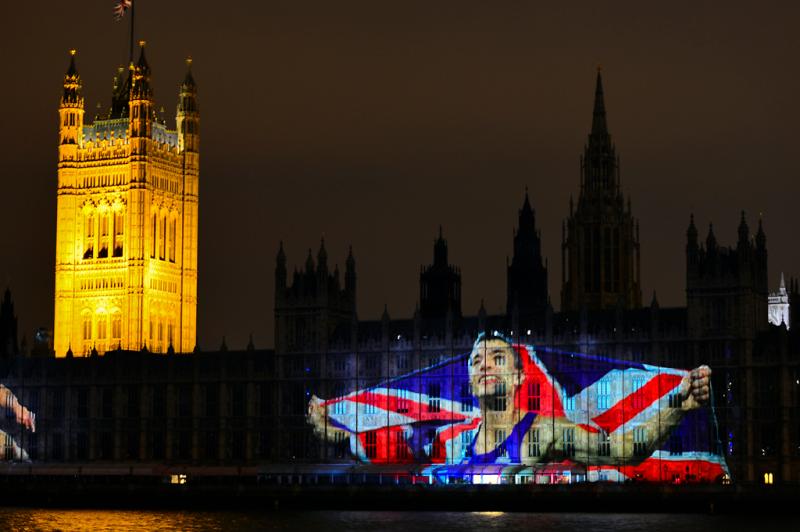 A imagem do atleta britânico Jonathan Edwards é refletida sobre o parlamento londrino:imagem 40