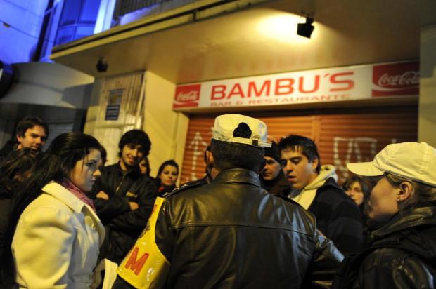 Jovens realizam manifestação contra fechamento de bar em Porto Alegre Félix Zucco/Agencia RBS Jovens realizam manifestação contra fechamento de bar em Porto Alegre Félix Zucco/Agencia RBS