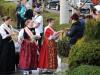 Para integrar a festa com os visitantes, fitas do festival foram distribuídas a quem parou para contemplar o desfile  