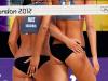 Russas Anna Vozakova (E) e Anastasia Vasina (D) celebram ponto no vôlei de praia