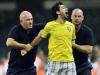 Torcedor do Brasil é retirado do campo durante o jogo Brasil x Egito