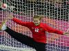 Goleira russa de handebol Anna Sedoykina se estica toda para tentar a defesa em jogo contra a Grã-Bretanha