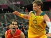 O espanhol Jose Calderon (E) e o australiano Davd Andersen, adversários no basquete