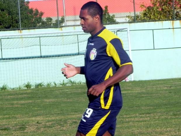 Em apresentação no São Caetano, Jobson se irrita com repórter Reprodução/Site oficial,Grêmio Barueri Em apresentação no São Caetano, Jobson se irrita com repórter Reprodução/Site oficial,Grêmio Barueri