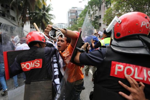 Violência contra muçulmanos causa tensão no Mianmar Mohd Rasfan/AFP