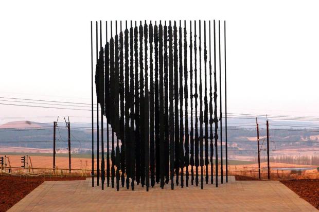 África do Sul lembra os 50 anos da prisão de Nelson Mandela RAJESH JANTILAL/AFP