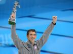 Michael Phelps recebe troféu de maior de todos os tempos CHRISTOPHE SIMON/AFP/ Michael Phelps recebe troféu de maior de todos os tempos CHRISTOPHE SIMON/AFP/