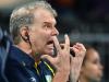 Bernardinho, técnico da seleção masculina de vôlei, ficou nervoso na beira da quadra durante o jogo do Brasil contra a Sérvia