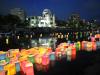 Lanternas de papel flutuam no rio Motoyasu, em frente a um monumento que homegeia as vítimas