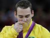 Arthur Zanetti beija a medalha olímpica, a primeira da história da ginástica brasileira