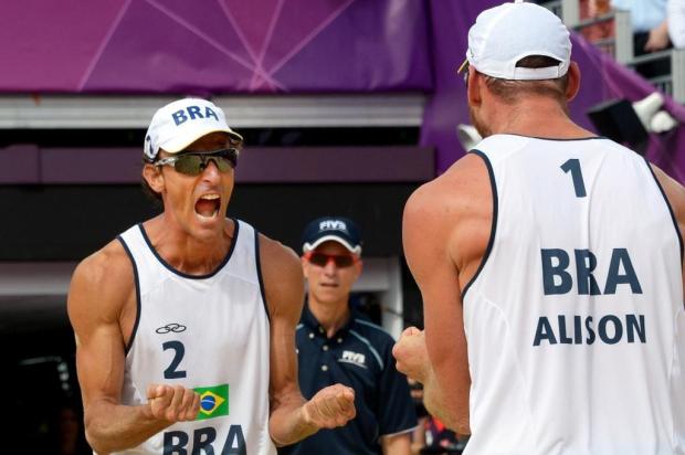 Alison e Emanuel vencem dupla da Letônia e vão à final no vôlei de praia Daniel Garcia/AFP Alison e Emanuel vencem dupla da Letônia e vão à final no vôlei de praia Daniel Garcia/AFP