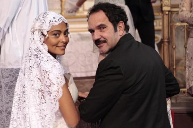 Em Gabriela, Juliana Paes usa vestido de noiva criado por Lethicia Bronstein TV Globo/Reprodução Em Gabriela, Juliana Paes usa vestido de noiva criado por Lethicia Bronstein TV Globo/Reprodução