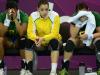 Decepção de Jessica Quintino (C) e suas colegas após eliminação brasileira no handebol feminino