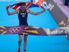 Britânico Alistair Brownlee celebra a conquista olímpica no triatlo
