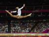Ginasta norte-americana Gabrielle Douglas nas competições de trave