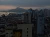 Em Itajaí/SC o sol nasce entre nuvens