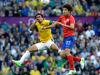 Rafael disputa a posse de bola contra Kim Hyun-sung em um jogo dominado pelos sul-coreanos no começo do primeiro tempo