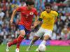 O zagueiro Rafael em disputa de posse de bola durante jogo equilibrado entre Brasil e Coreia