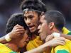 Oscar, Neymar e Rômulo comemoram gol do Brasil, marcado no primeiro tempo