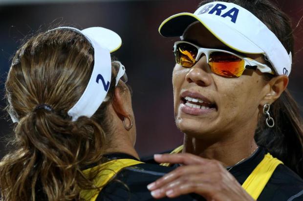 Juliana e Larissa perdem para Kessy e Ross e estão fora da final olímpica David Josek/AP Juliana e Larissa perdem para Kessy e Ross e estão fora da final olímpica David Josek/AP