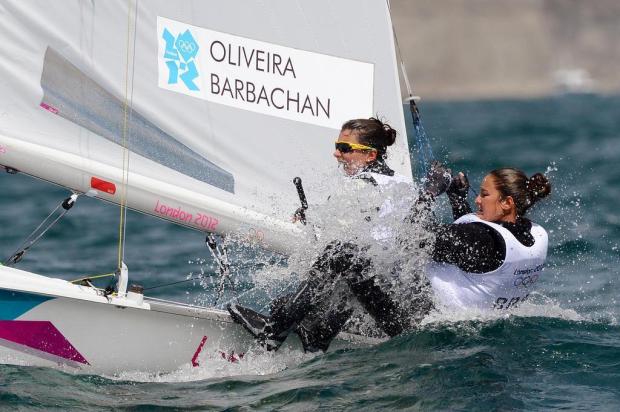 Fernanda Oliveira e Ana Barbachan ficam em 6º e dão adeus ao bronze na vela William WEST/AFP Fernanda Oliveira e Ana Barbachan ficam em 6º e dão adeus ao bronze na vela William WEST/AFP