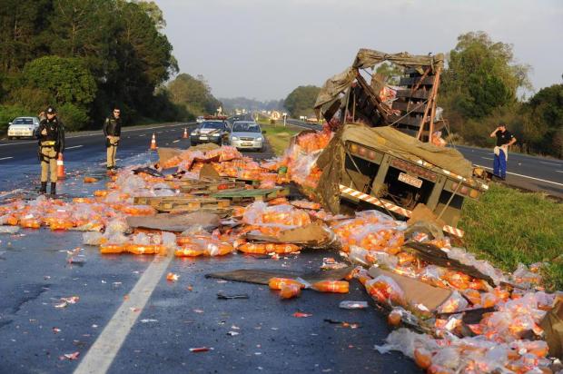 Carga de refrigerantes cai de caminhão e bloqueia uma pista da freeway Ronaldo Bernardi/Agencia RBS Carga de refrigerantes cai de caminhão e bloqueia uma pista da freeway Ronaldo Bernardi/Agencia RBS