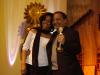 Joel Zito Araújo, melhor diretor de longa brasileiro por Filhas do Vento, e a atriz Maria Ceiça no 32º Festival de Cinema de Gramado