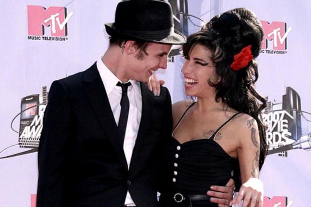 Ex de Amy Winehouse está em coma Blake Fielder-Civil e Amy Winehouse/AP/Divulgação