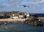 Depois de muito ouvir sobre Londres nas últimas semanas, conheça St. Ives, na costa da Cornualha Luke Tchalenko/NYTNS Depois de muito ouvir sobre Londres nas últimas semanas, conheça St. Ives, na costa da Cornualha Luke Tchalenko/NYTNS