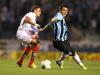 Kleber em disputa de posse de bola durante partida entre Grêmio e Portuguesa
