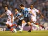 Elano tenta investida contra a Portuguesa