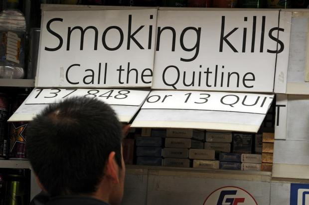 Lei inédita proíbe exibição de marcas em maços cigarro Greg WOOD/AFP