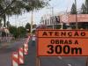 O "boné" fica rente à Avenida Padre Cacique e não há espaço para posicionar o guindaste que faz a retirada. 