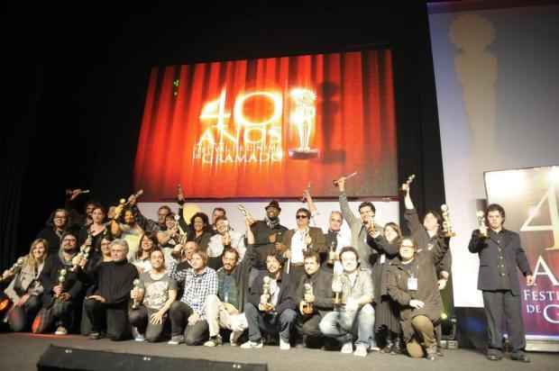 "Colegas" e "Artigas" vencem o 40º Festival de Cinema de Gramado Adriana Franciosi/Agencia RBS "Colegas" e "Artigas" vencem o 40º Festival de Cinema de Gramado Adriana Franciosi/Agencia RBS