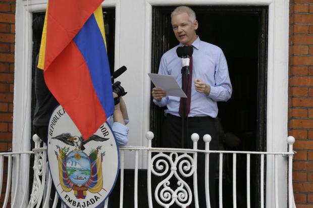 Em primeira aparição em dois meses, Assange pede a Obama fim da "caça às bruxas" Kirsty Wigglesworth/AP