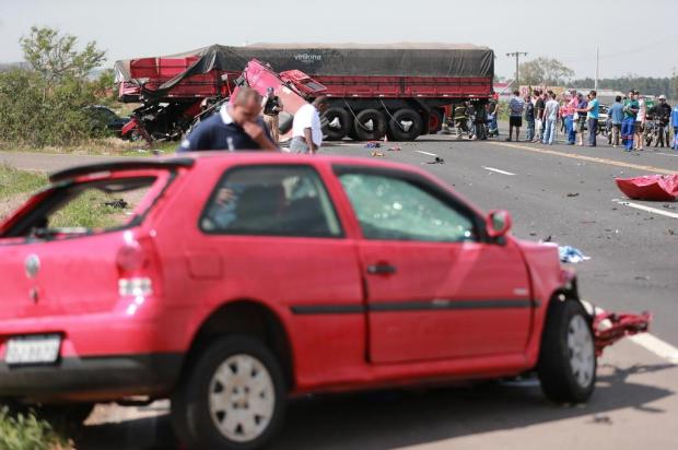 Acidente entre caminhões e carro causa duas mortes na BR 386 - Canoas Acidente entre caminhões e carro causa duas mortes e congestionamento em Canoas Diego Vara/Agencia RBS